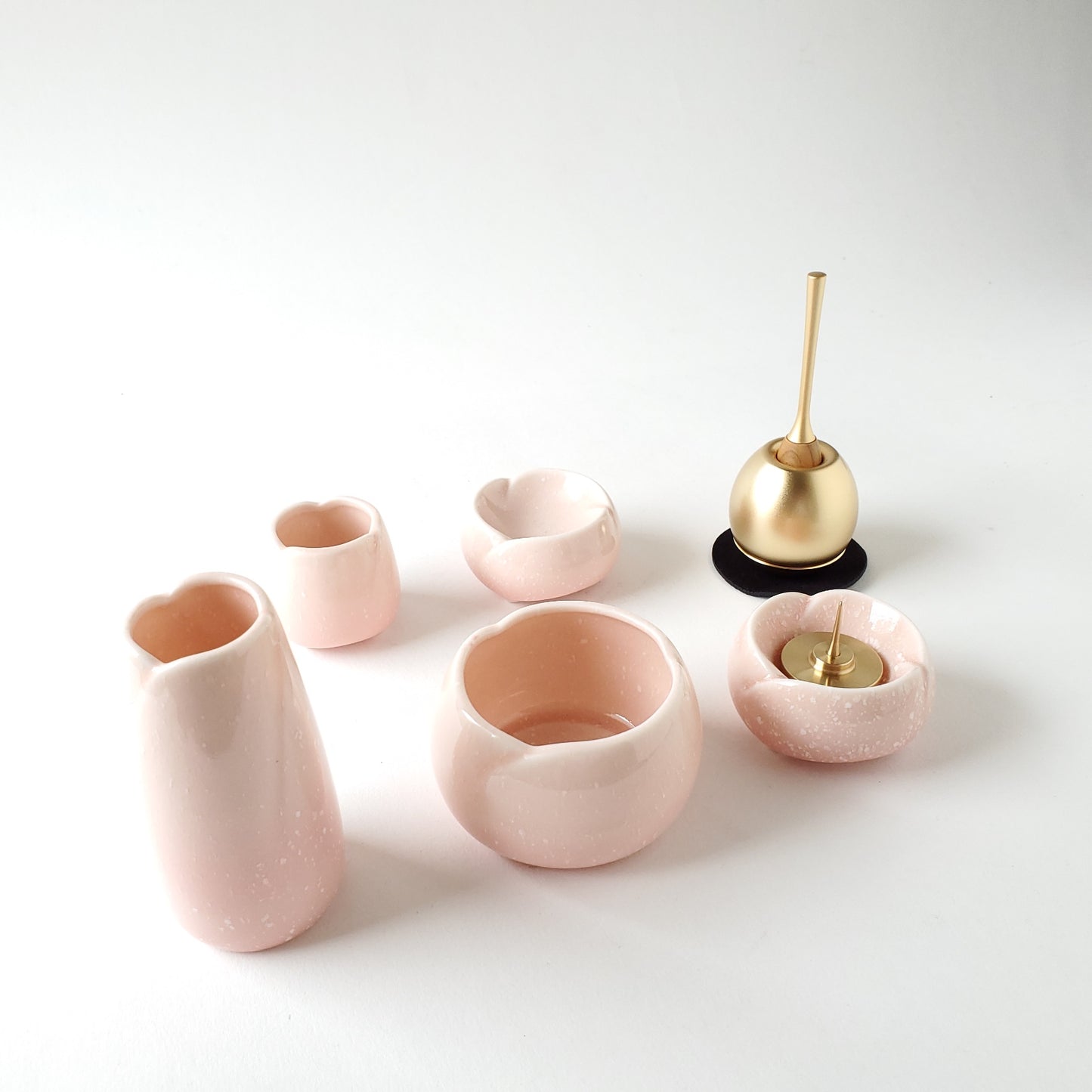 ピンクの陶器とおリンの手元供養セット