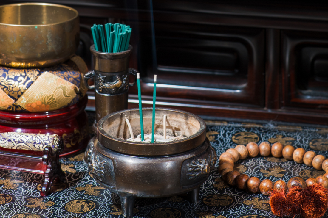 お香の疑問】お部屋焚き用のお香ってお仏壇にも使えるの?【お答えし