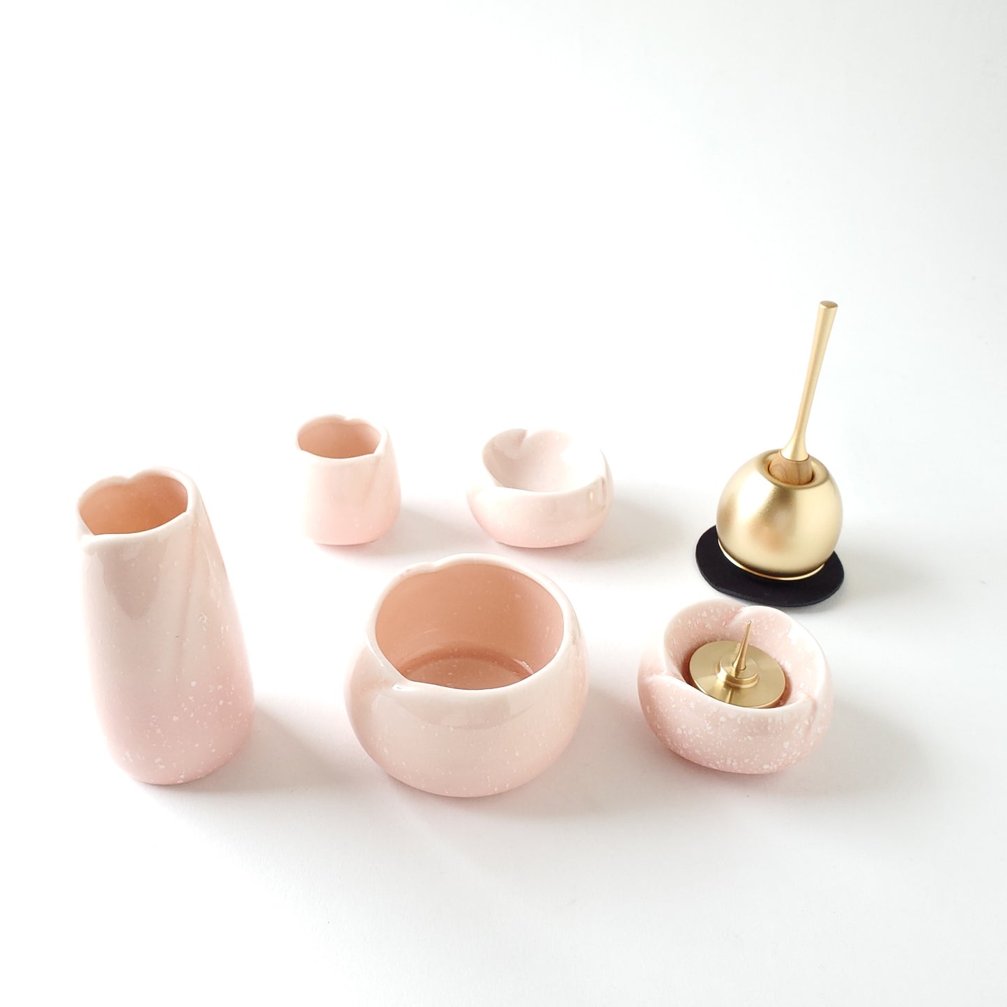 ピンクの陶器とおリンの手元供養セット