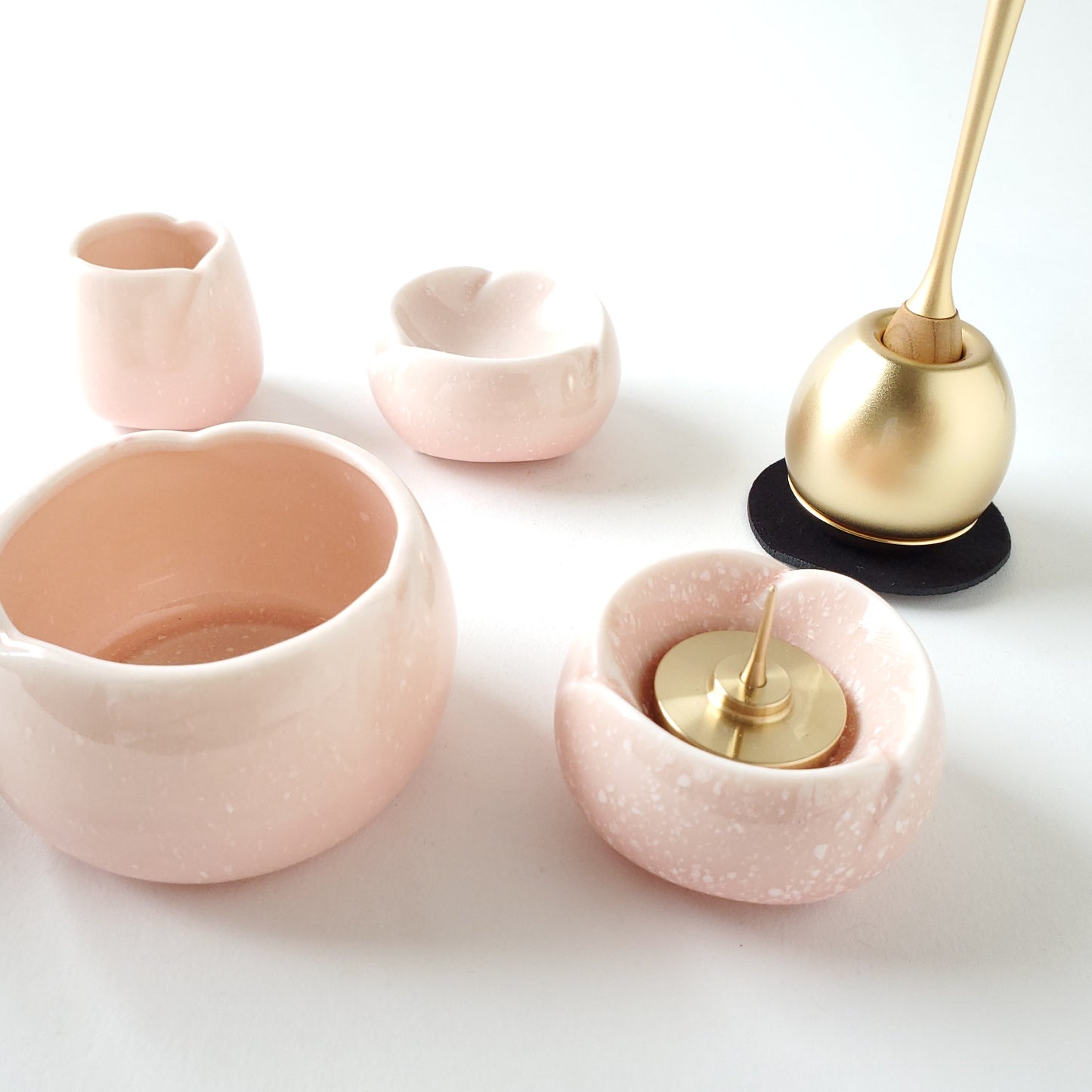 ピンクの陶器とおリンの手元供養セット